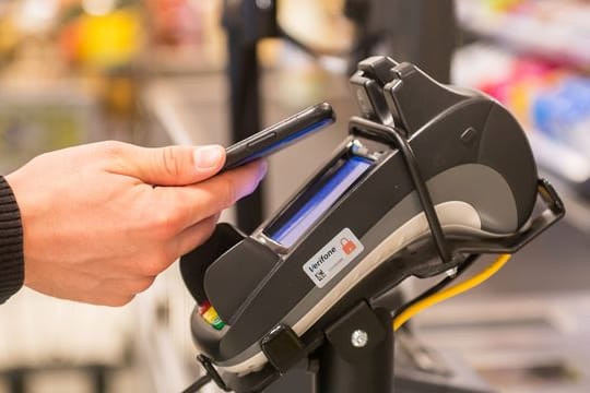 Mobiles Bezahlen wird immer beliebter - und es ist nicht so unsicher, wie viele noch immer befürchten.