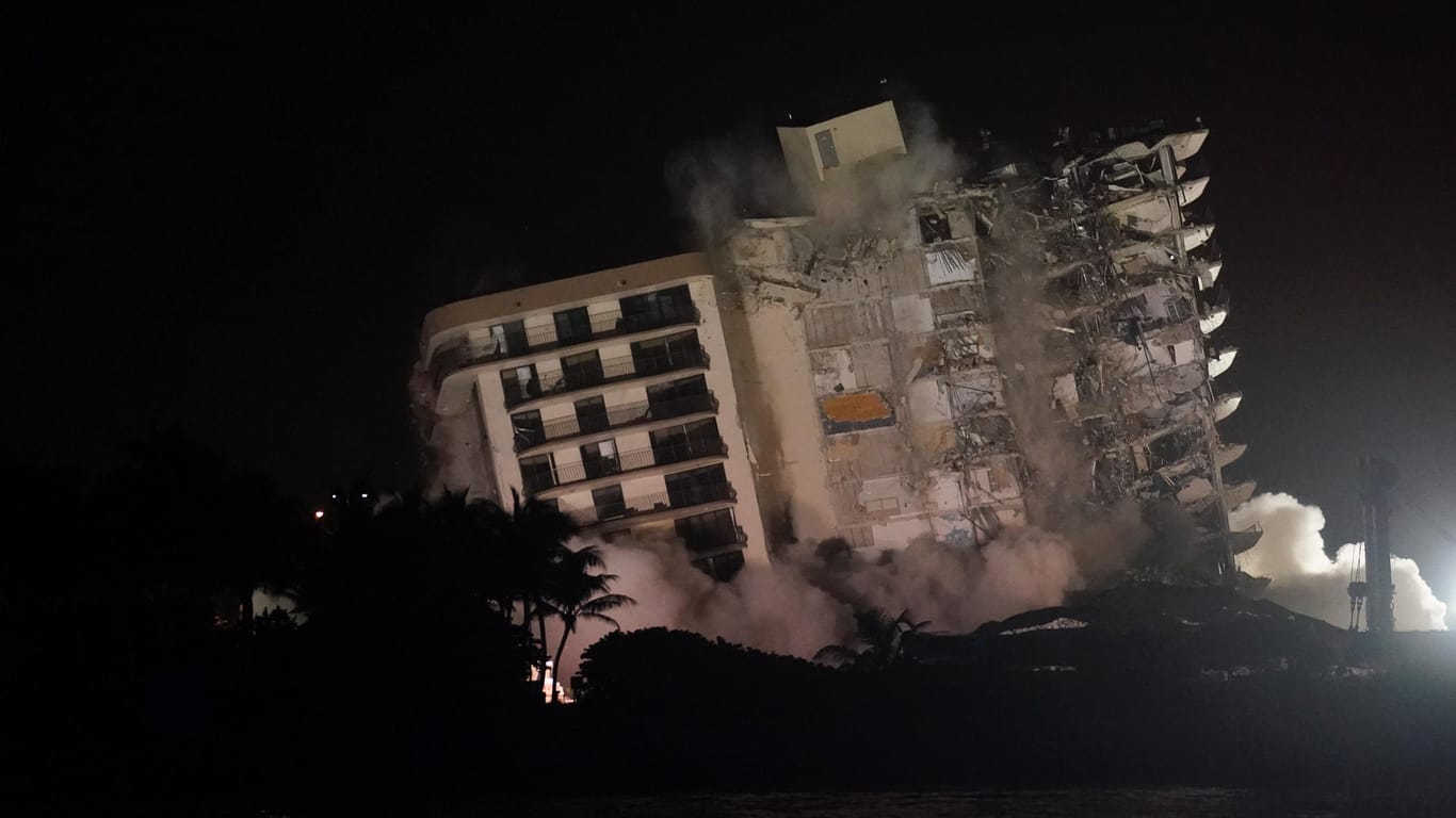 Die Reste des eingestürzten Wohnhauses in Miami wurden in der Nacht zu Montag gesprengt.