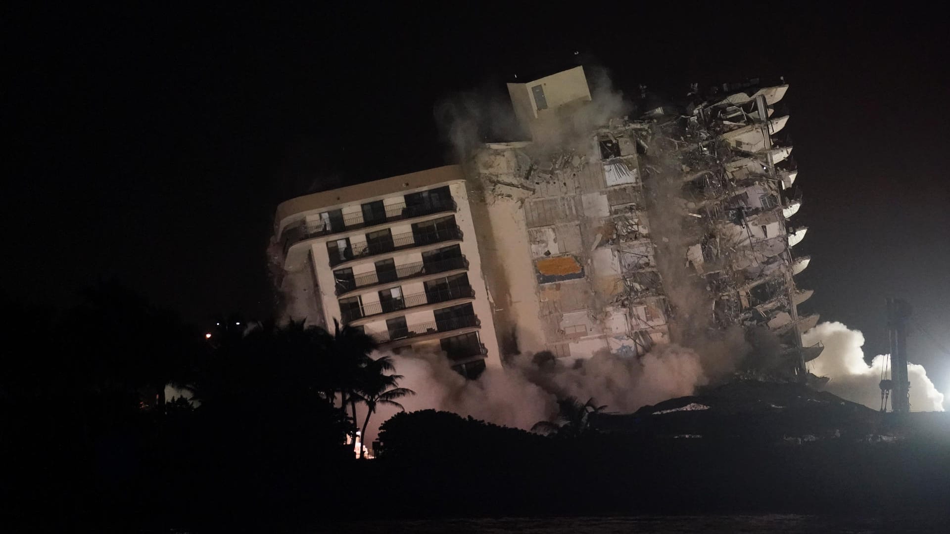 Die Reste des eingestürzten Wohnhauses in Miami wurden in der Nacht zu Montag gesprengt. Die Reste des eingestürzten Wohnhauses in Miami wurden in der Nacht zu Montag gesprengt.