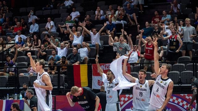 Nach ihrem Olympia-Coup von Split starteten die deutschen Basketballer noch in den Katakomben der Spaladium Arena ihre große Tokio-Sause. Nach ihrem Olympia-Coup von Split starteten die deutschen Basketballer noch in den Katakomben der Spaladium Arena ihre große Tokio-Sause.