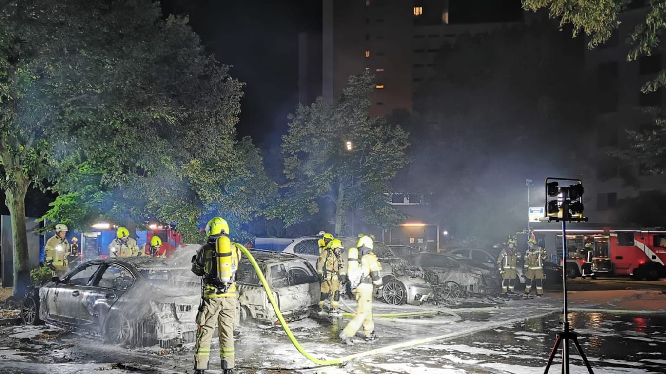 Einsatz der Berliner Feuerwehr: In Berlin haben erneut mehrere Pkw gebrannt.