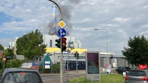 Auf der Anfahrt zum MHKW: Das Feuer wurde durch eine Hitzeentwicklung an einem Kessel ausgelöst