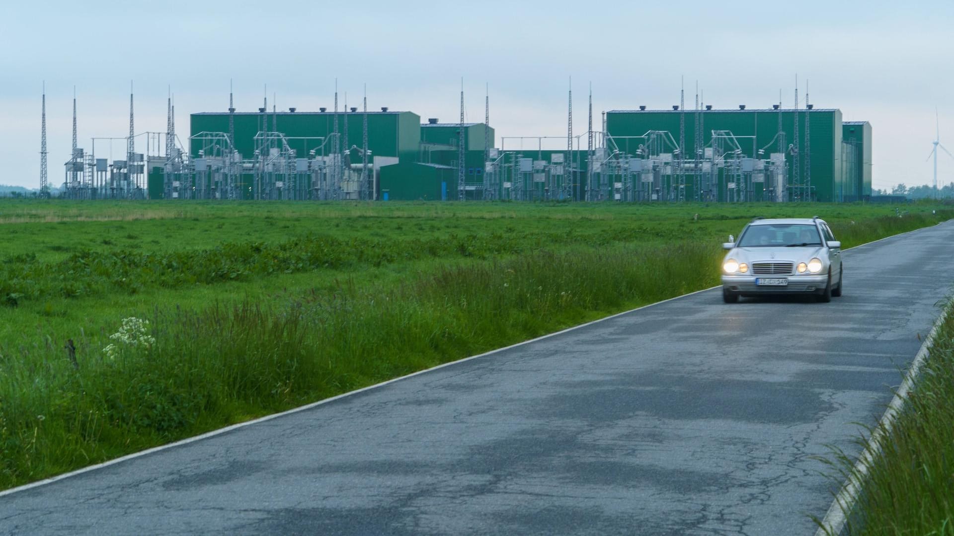 In diese Konverter-Station in Schleswig-Holstein mündet das Seekabel NordLink, das in Norwegen und Deutschland 3,6 Millionen Haushalte mit Strom versorgt.