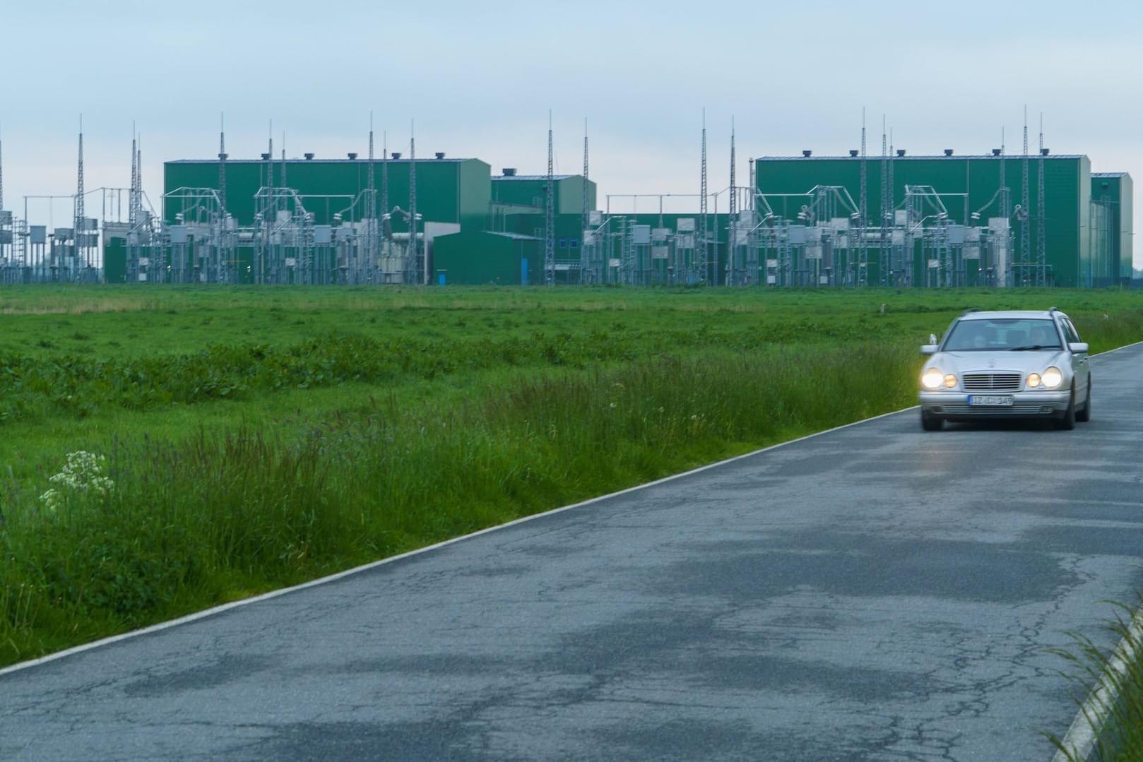 In diese Konverter-Station in Schleswig-Holstein mündet das Seekabel NordLink, das in Norwegen und Deutschland 3,6 Millionen Haushalte mit Strom versorgt.