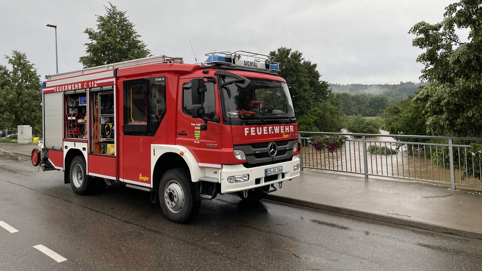 Feuerwehrfahrzeug: Drei Menschen wurden bei Unfällen infolge des Starkregens verletzt (Symbolbild). Feuerwehrfahrzeug: Drei Menschen wurden bei Unfällen infolge des Starkregens verletzt (Symbolbild).