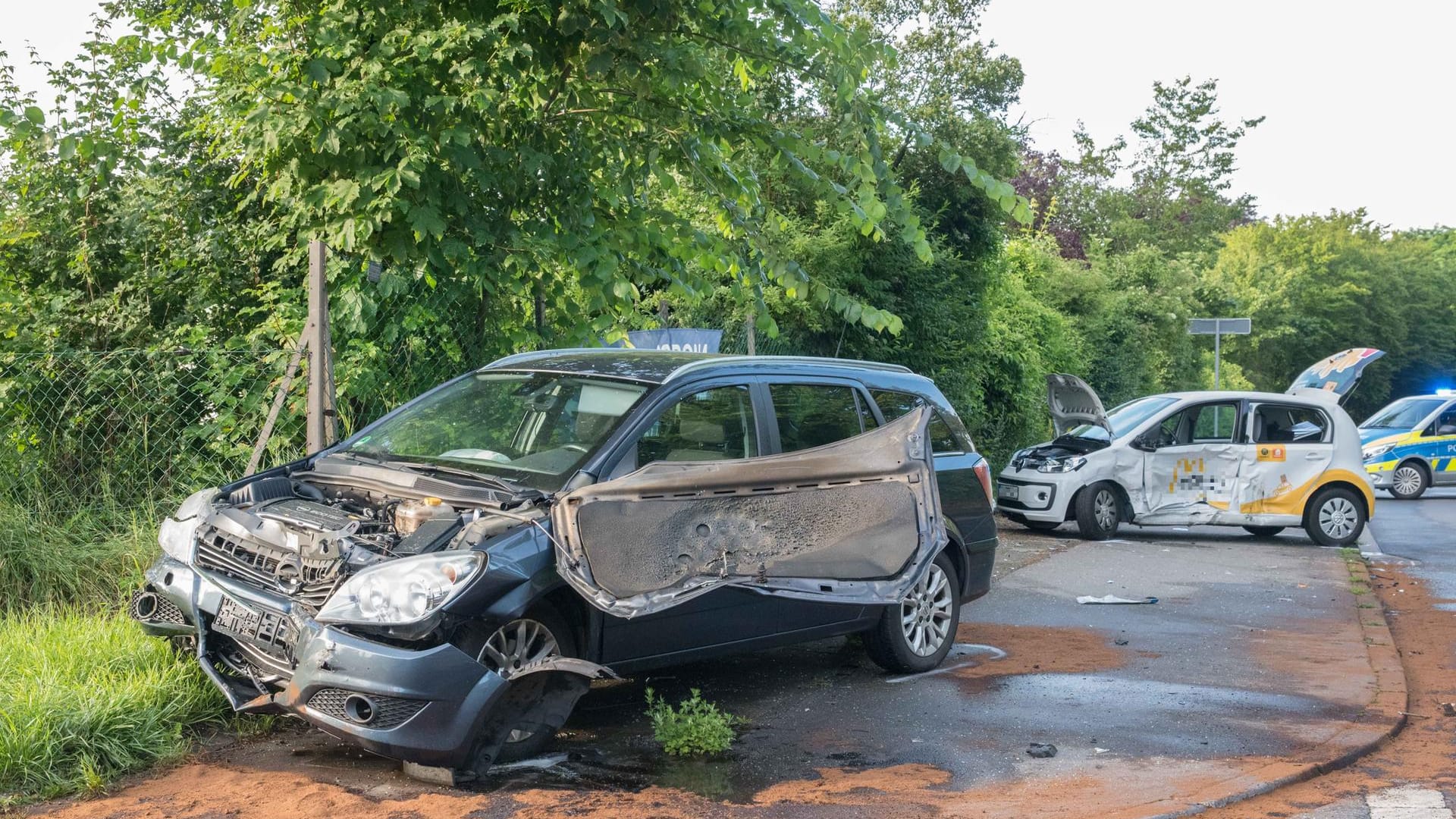 Die beiden verunfallten Wagen: Die Industriestraße musste für einige Zeit gesperrt werden. Die beiden verunfallten Wagen: Die Industriestraße musste für einige Zeit gesperrt werden.