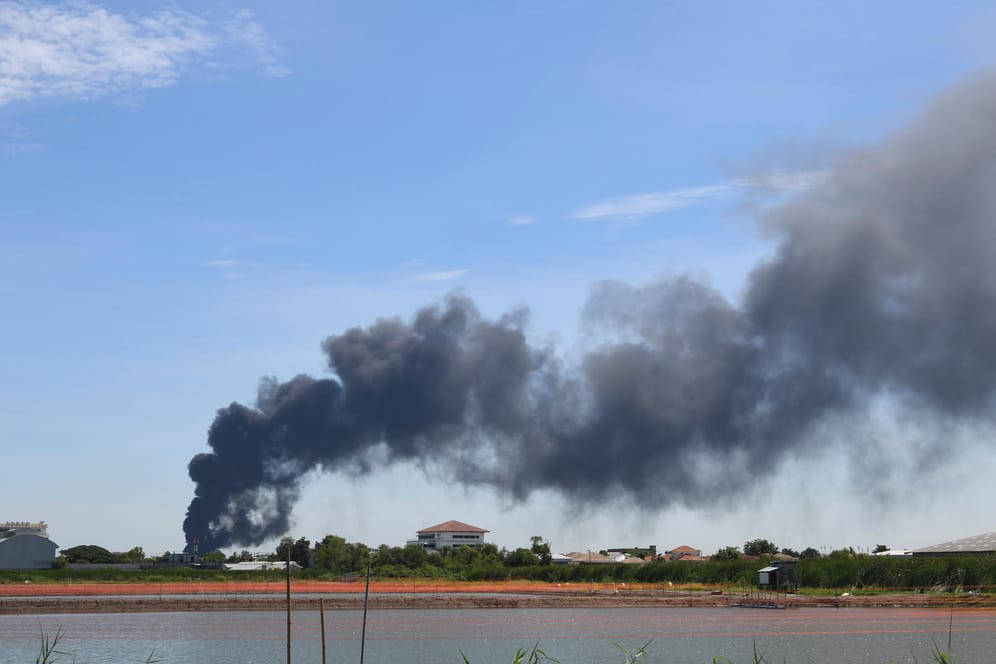 Rauch steigt in die Luft aus einer Fabrik in der Provinz Samut Prakan: Eine massive Explosion in der Fabrik am Stadtrand von Bangkok erschütterte ein Flughafenterminal.