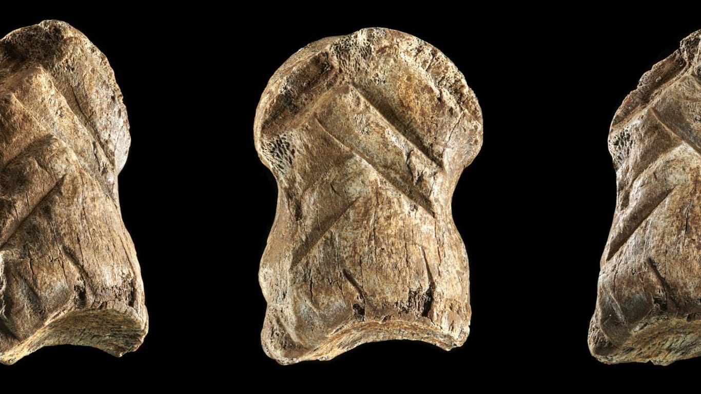 Verzierter Riesenhirsch-Knochen: Das Kunstwerk ist 51.000 Jahre alt.