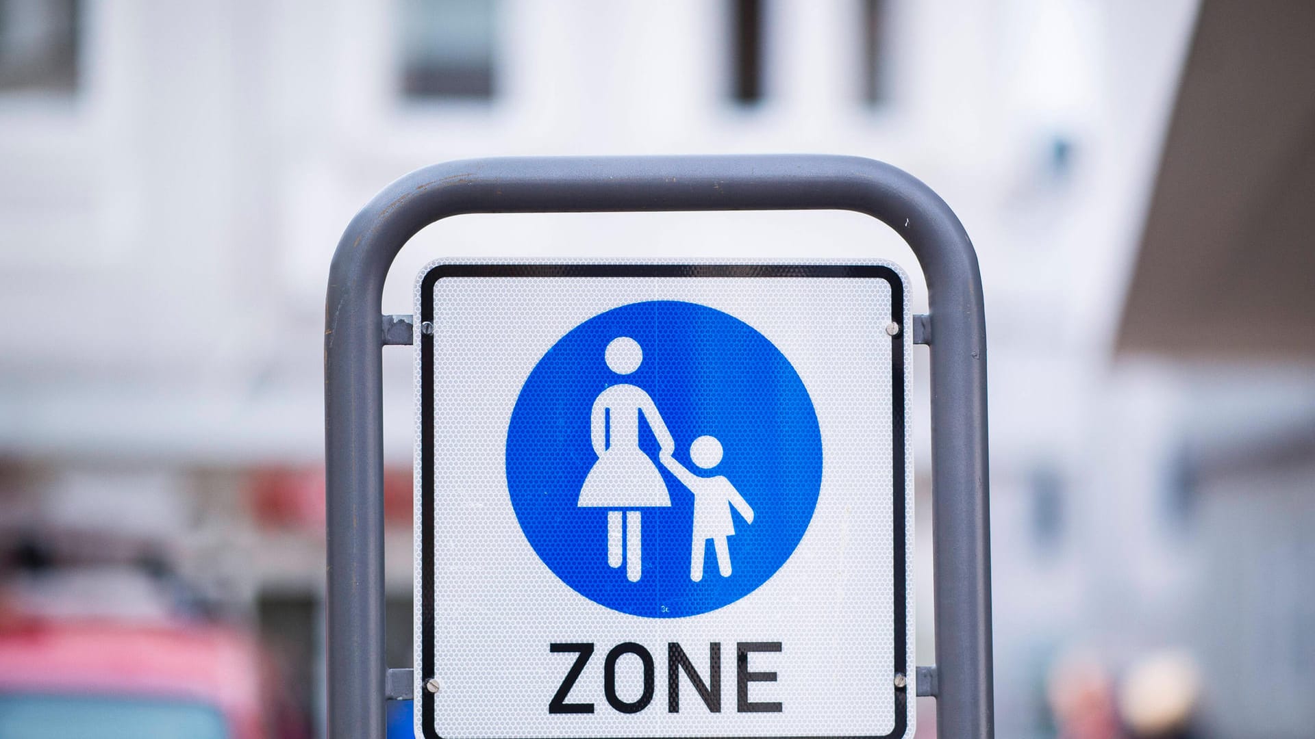 Ein Schild in einer Fußgängerzone (Symbolbild): Vier Wochen lang sollen in den Straßen keine Autos fahren dürfen. Ein Schild in einer Fußgängerzone (Symbolbild): Vier Wochen lang sollen in den Straßen keine Autos fahren dürfen.