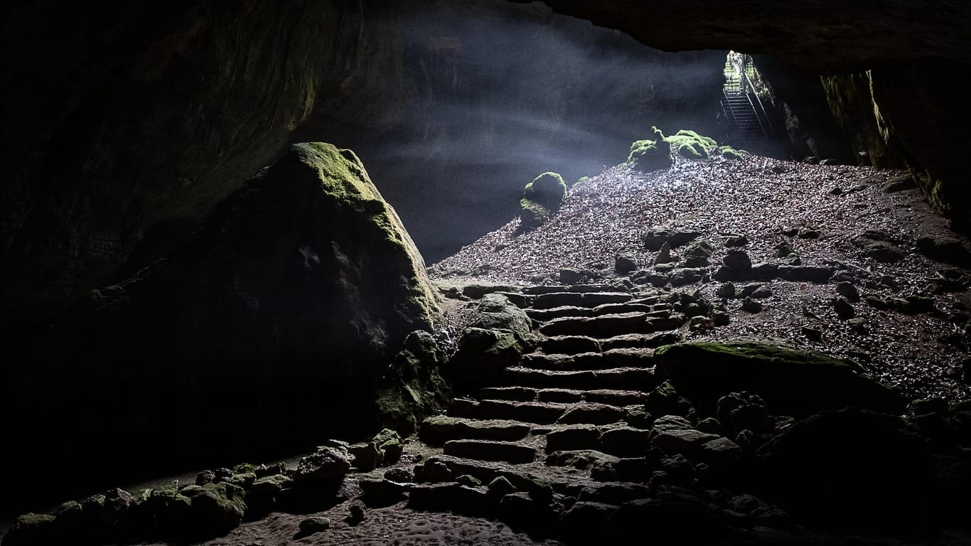 Blaue Grotte der Einhornhöhle: Das Forschungsteam nimmt an, dass der Knochen zunächst gekocht werden musste, damit sich Kerben in ihn schnitzen ließen.