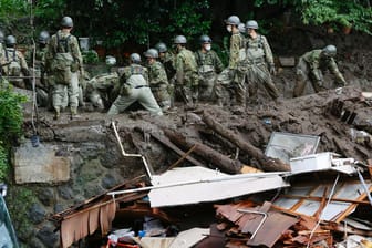 Retter suchen nach Opfern an der Stelle des Schlammrutsches in Izusan in Atami: Das dritte Todesopfer soll eine ältere Frau sein.