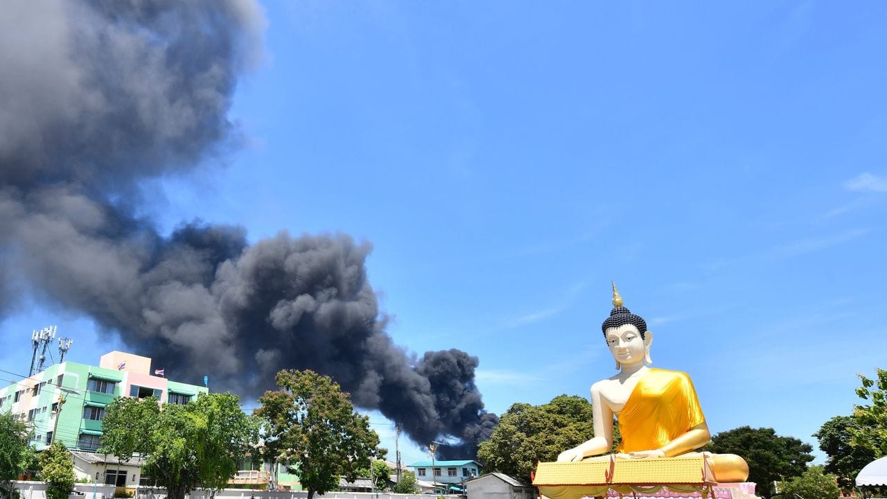In Thailand ist es in einer Chemiefabrik zu einer schweren Explosion gekommen. In Thailand ist es in einer Chemiefabrik zu einer schweren Explosion gekommen.