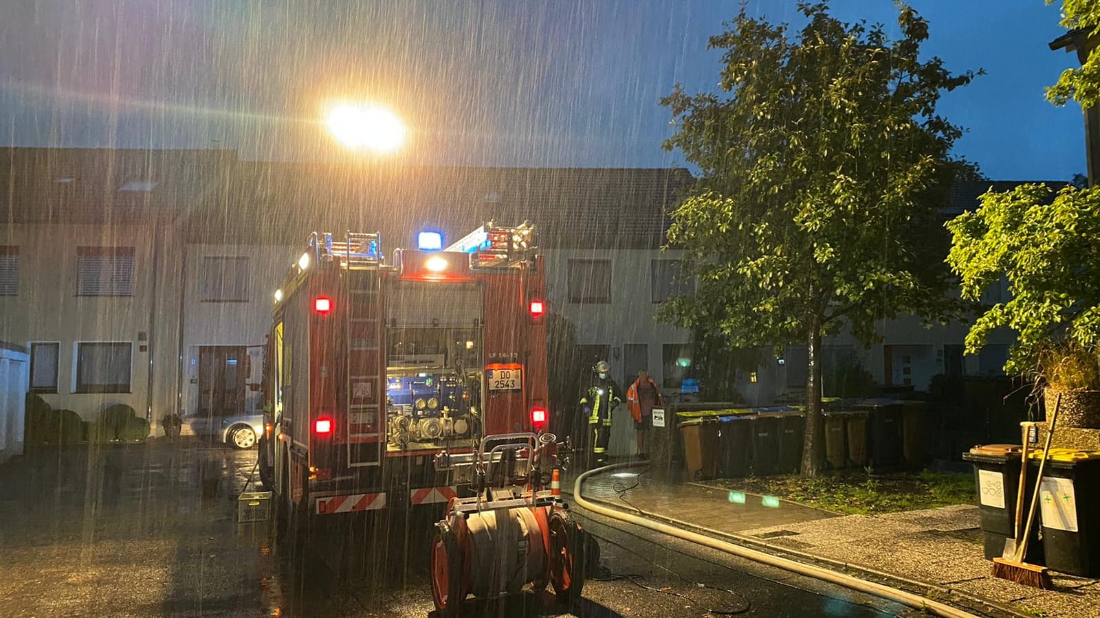 Die Dortmunder Feuerwehr am 30. Juni im Einsatz: Sturmtief "Xero" ließ zahlreiche Keller voll laufen.