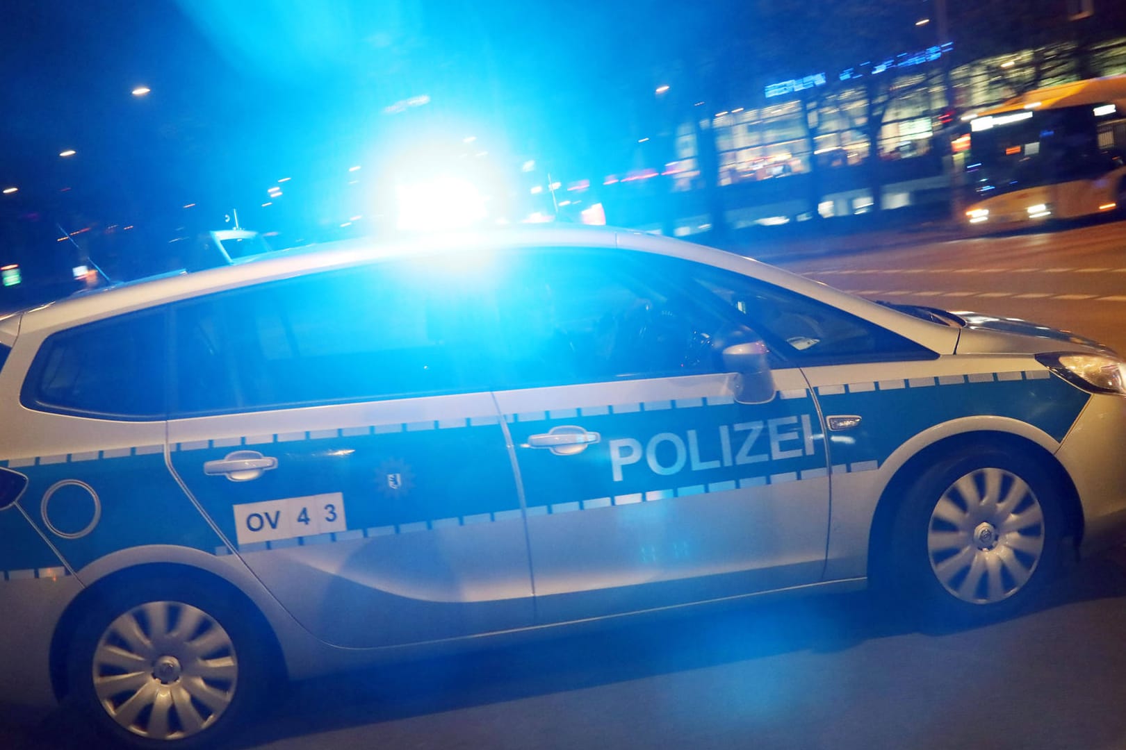 Polizei im Einsatz (Symbolbild): Der mutmaßliche Täter konnte nachts in Erfurt gestellt werden.