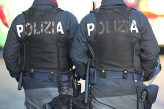 Polizei in Italien (Symbolbild): Ein Beamter soll statt der Uniform an vielen Tagen die Badehose angezogen haben.