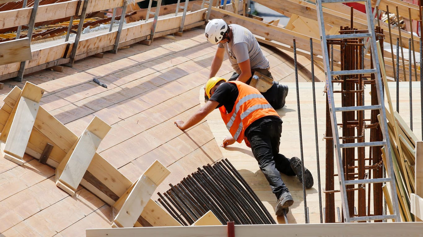 Zwei Arbeiter auf einer Baustelle (Symbolbild): Die Preise für Baumaterial wie Holz und Stahl sind im Mai stark angestiegen