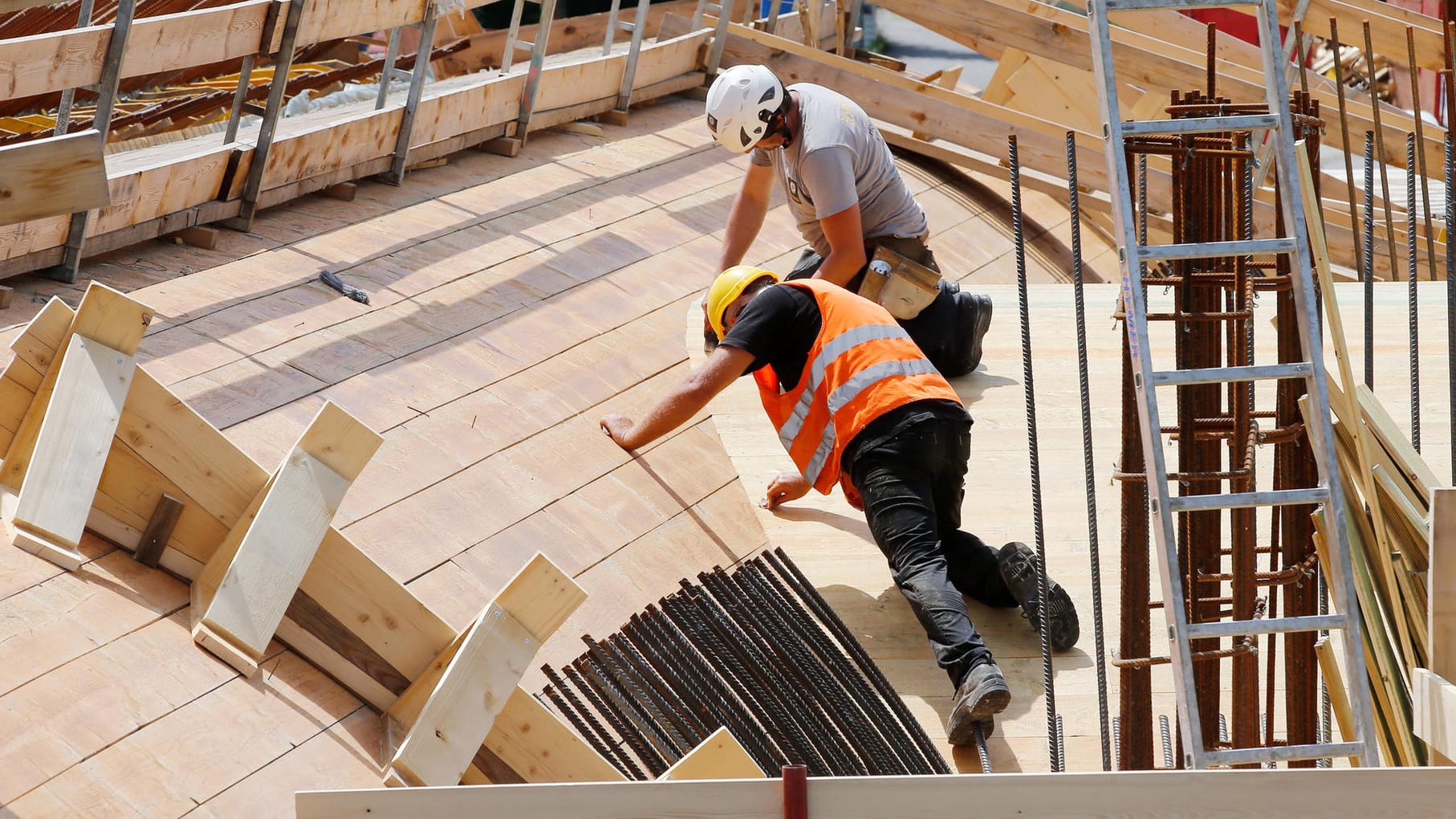 Zwei Arbeiter auf einer Baustelle (Symbolbild): Die Preise für Baumaterial wie Holz und Stahl sind im Mai stark angestiegen Zwei Arbeiter auf einer Baustelle (Symbolbild): Die Preise für Baumaterial wie Holz und Stahl sind im Mai stark angestiegen