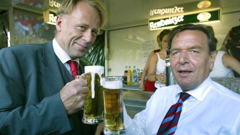 Na dann Prost: Der damalige Kanzler Gerhard Schröder (r.) und sein Umweltminister Jürgen Trittin im Jahr 2003