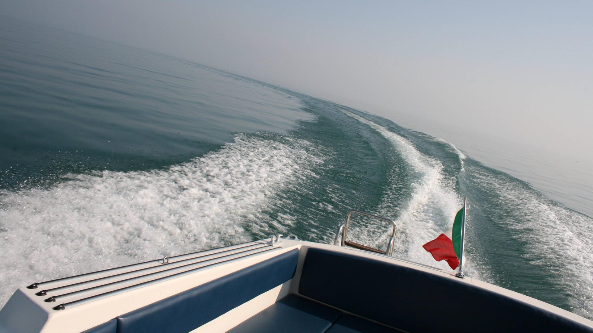 Motorboot auf dem Gardasee: Zusammen mit einem gleichaltrigen Deutschen soll der Verdächtige das Boot eines Paares gerammt haben und davon gefahren sein (Symbolbild).