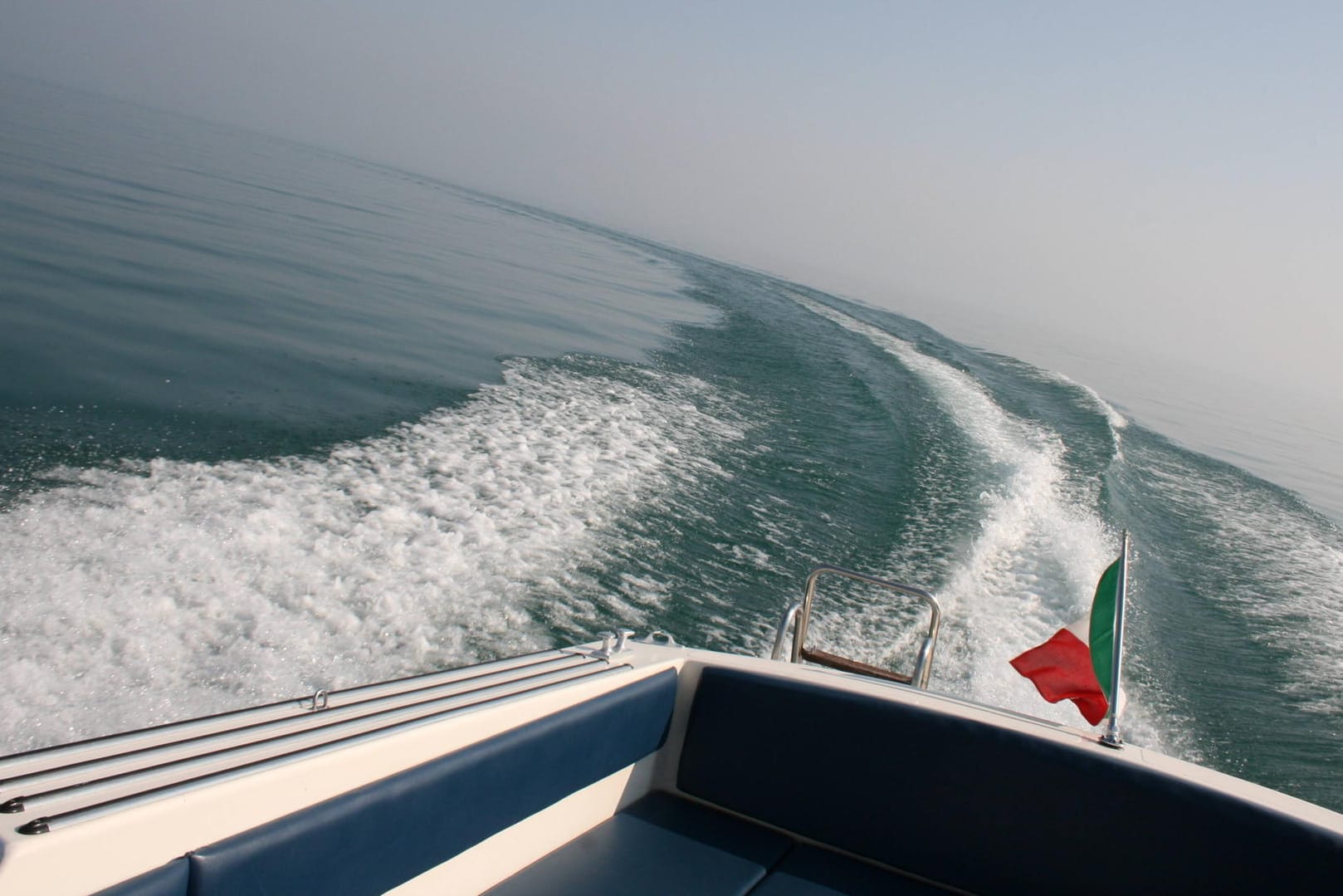 Motorboot auf dem Gardasee: Zusammen mit einem gleichaltrigen Deutschen soll der Verdächtige das Boot eines Paares gerammt haben und davon gefahren sein (Symbolbild).