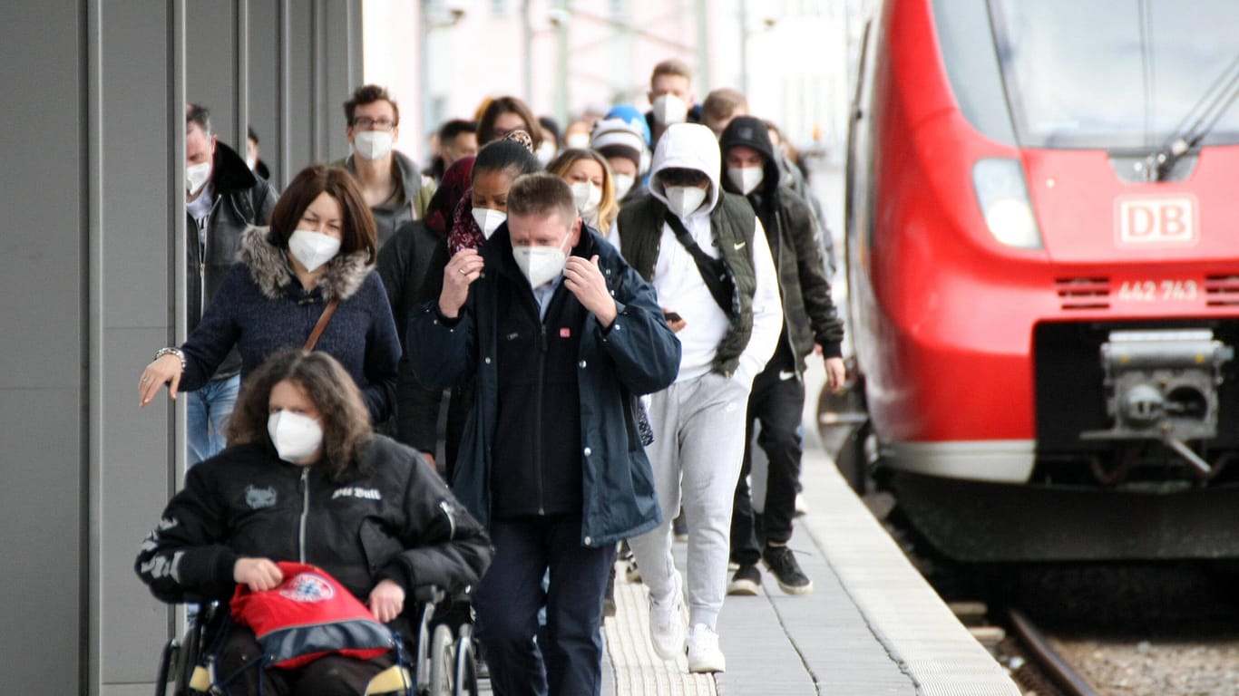 Reisende mit Masken am Nürnberger Hauptbahnhof: Es ist eine Diskussion über das Ende der Maskenpflicht entbrannt.