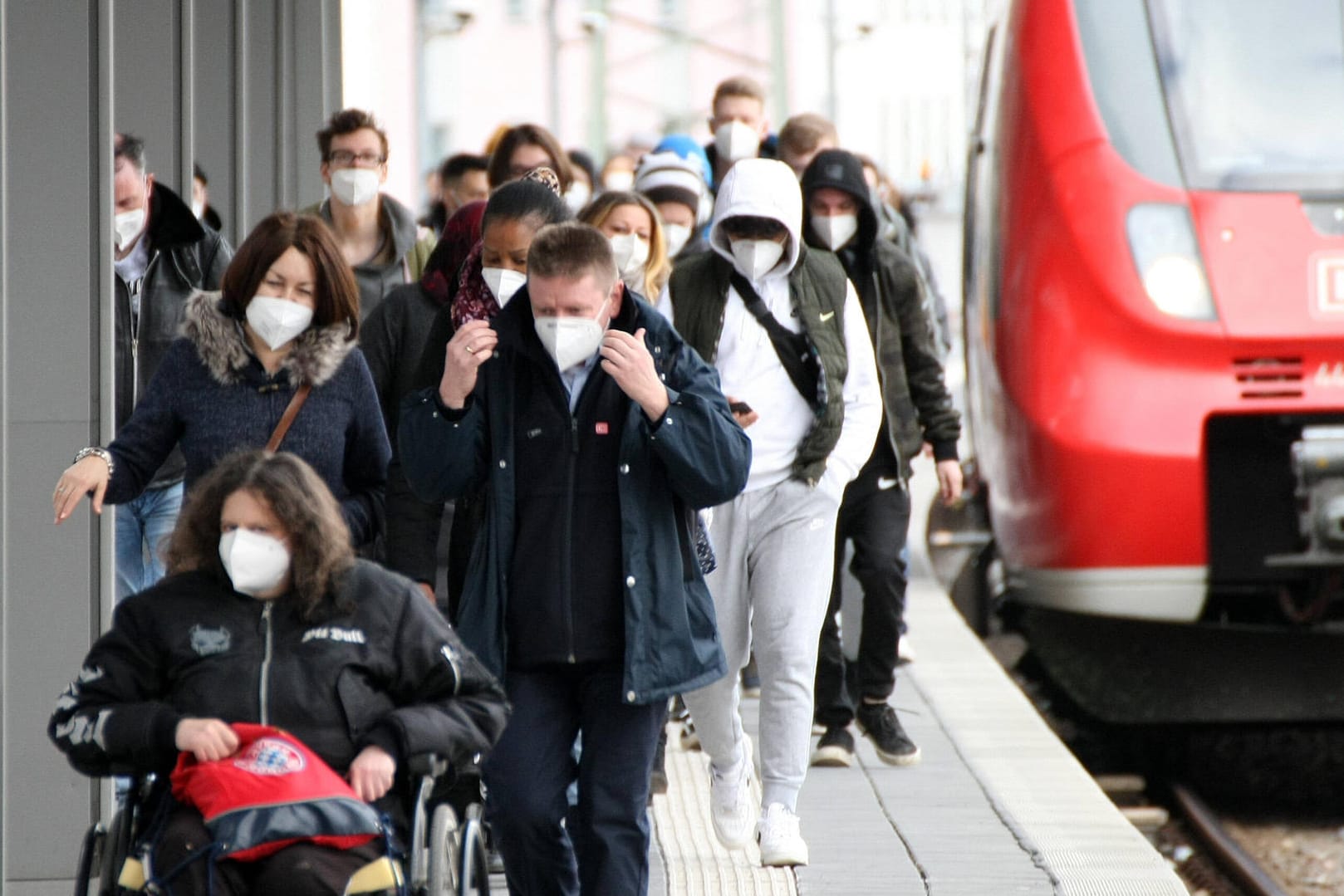 Reisende mit Masken am Nürnberger Hauptbahnhof: Es ist eine Diskussion über das Ende der Maskenpflicht entbrannt.