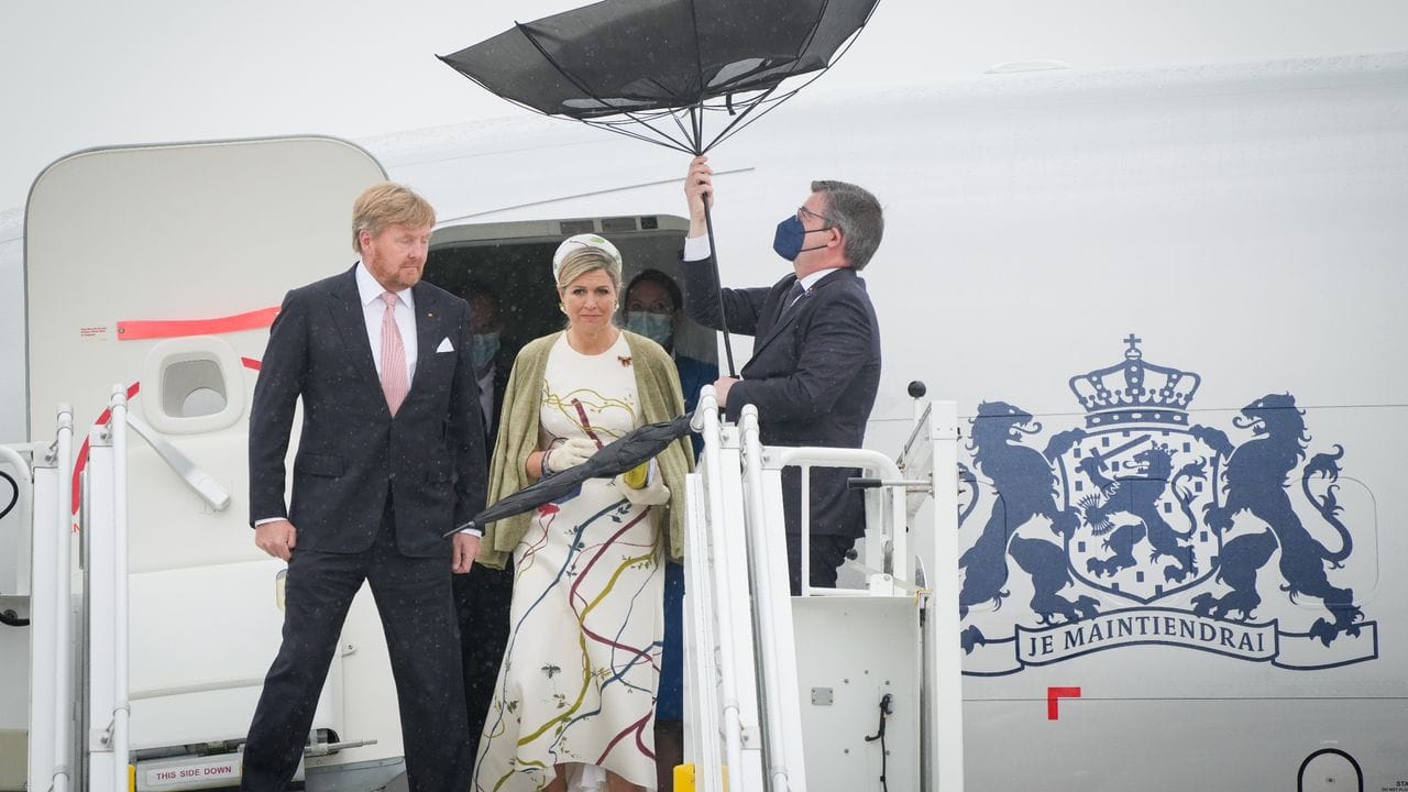Stürmischer Auftakt: König Willem-Alexander der Niederlande und Königin Máxima bei ihrer Ankunft in Berlin. Stürmischer Auftakt: König Willem-Alexander der Niederlande und Königin Máxima bei ihrer Ankunft in Berlin.