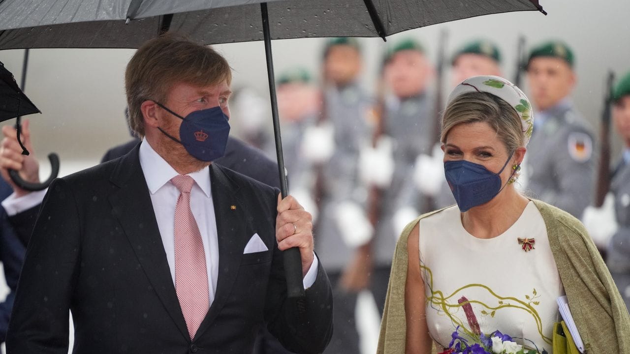 Kein Glück mit dem Wetter: König Willem-Alexander der Niederlande und Königin Máxima. Kein Glück mit dem Wetter: König Willem-Alexander der Niederlande und Königin Máxima.