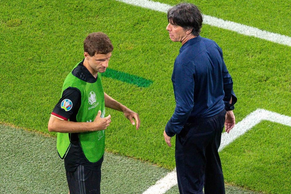 Thomas Müller (l.) und Jogi Löw beim EM-Spiel gegen Ungarn.