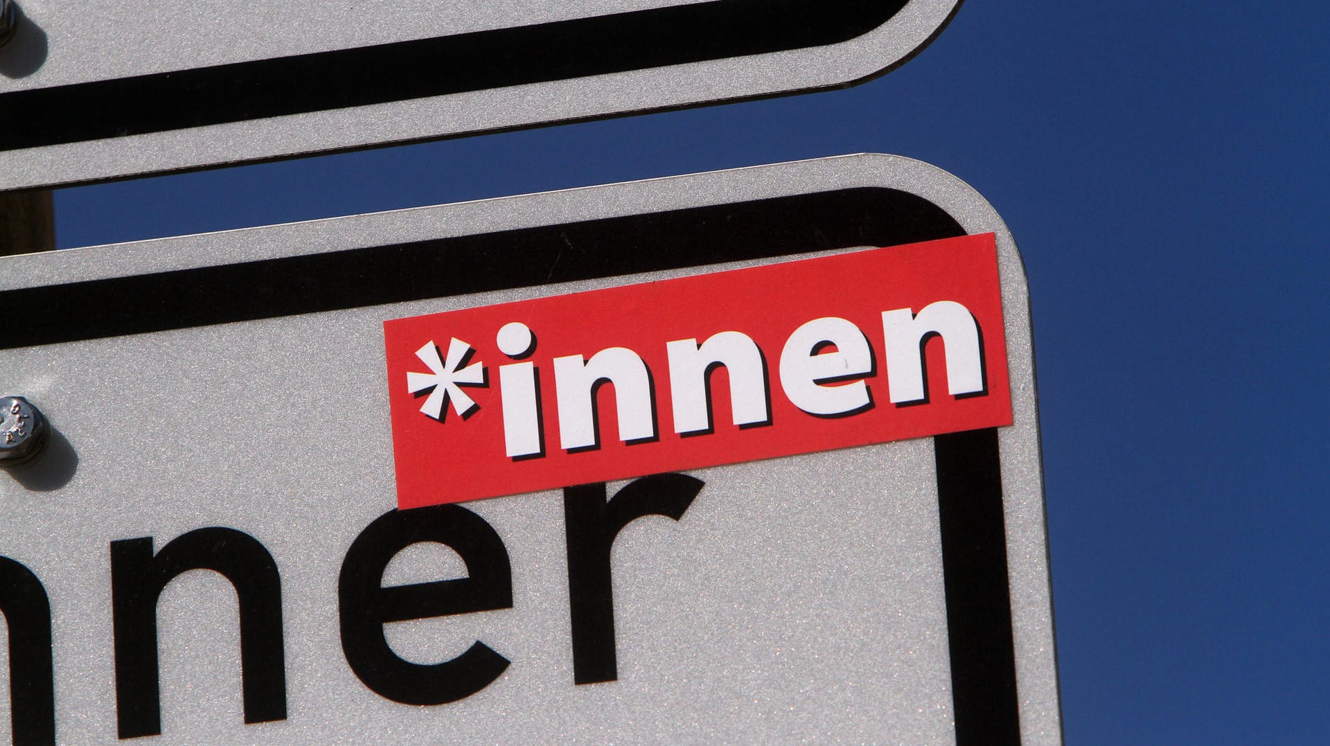 Verkehrsschild ist mit einem Aufkleber gegendert (Symbolbild): Kleine Unternehmen gendern deutlich seltener als größere Firmen. Verkehrsschild ist mit einem Aufkleber gegendert (Symbolbild): Kleine Unternehmen gendern deutlich seltener als größere Firmen.