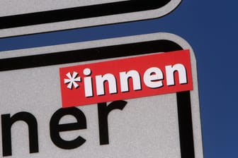 Verkehrsschild ist mit einem Aufkleber gegendert (Symbolbild): Kleine Unternehmen gendern deutlich seltener als größere Firmen.