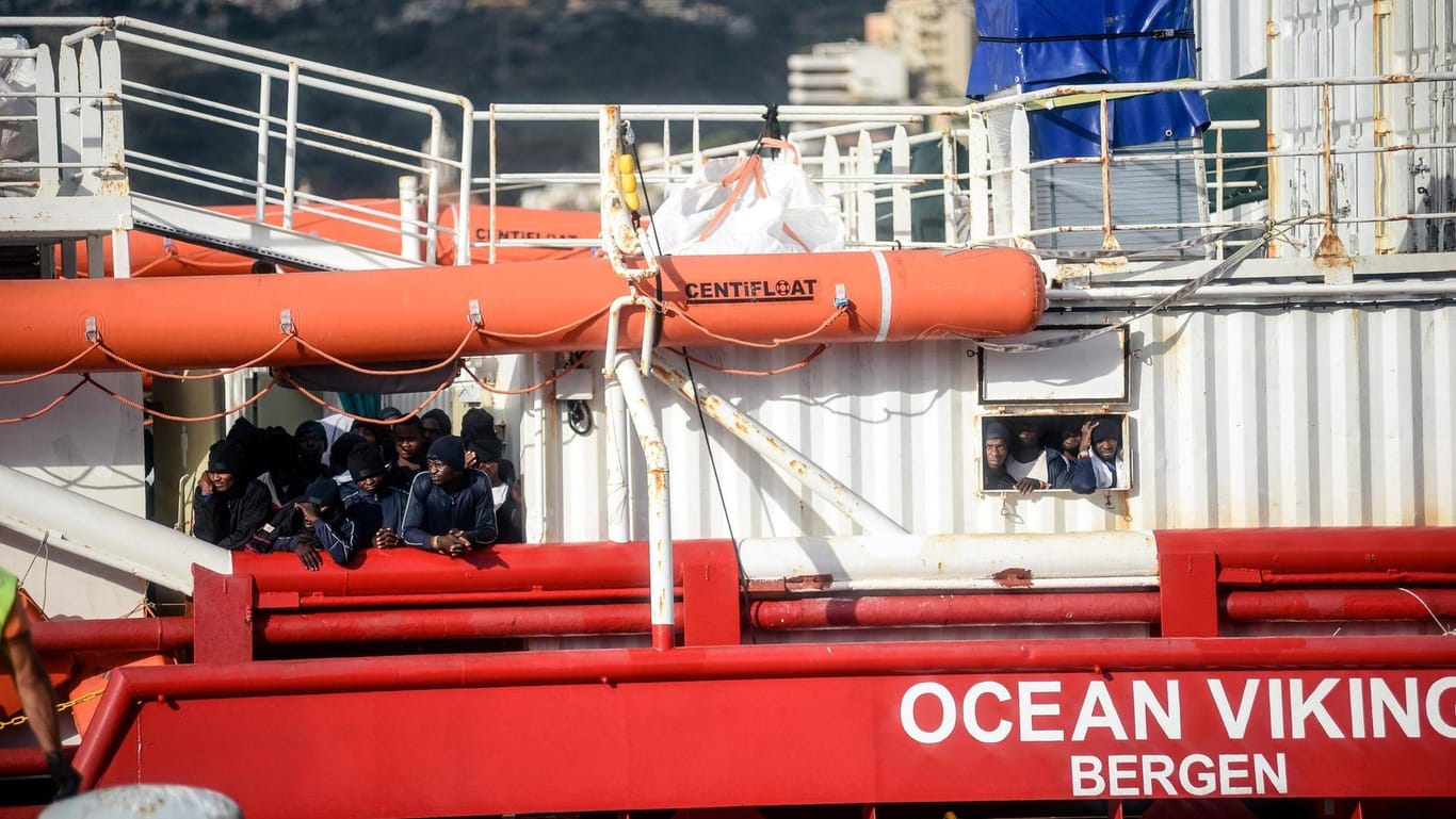 Migranten an Bord der "Ocean Viking" (Archivfoto): Das Schiff hat in den vergangenen Tagen mehr als 500 Menschen gerettet.