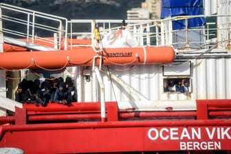 Migranten an Bord der "Ocean Viking" (Archivfoto): Das Schiff hat in den vergangenen Tagen mehr als 500 Menschen gerettet.