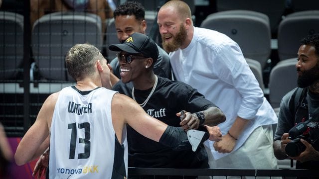 Zuschauer Dennis Schröder (M) beglückwünscht Moritz Wagner (l) nach der erfolgreichen Olympia-Qualifikation.