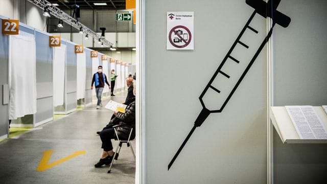 Ein Impfzentrum in Berlin. Ein Impfzentrum in Berlin.