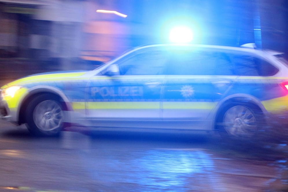 Einsatzwagen der Polizei bei einem Einsatz in Bonn (Symbolbild): Bei einer Fahndung in der Umgebung der Attacke konnte der Täter nicht gefunden werden – die Bonner Polizei bittet jetzt um Hinweise.