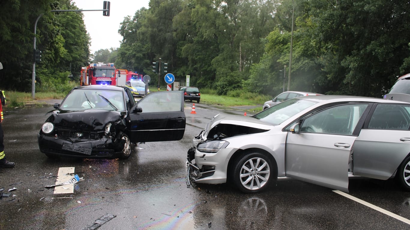 Die zwei zerstörten Fahrzeuge an der Einmündung: Der Fahrer des Lupo konnte einen Zusammenstoß nicht mehr vermeiden.