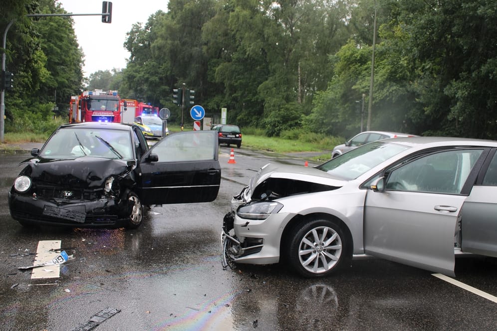 Die zwei zerstörten Fahrzeuge an der Einmündung: Der Fahrer des Lupo konnte einen Zusammenstoß nicht mehr vermeiden.
