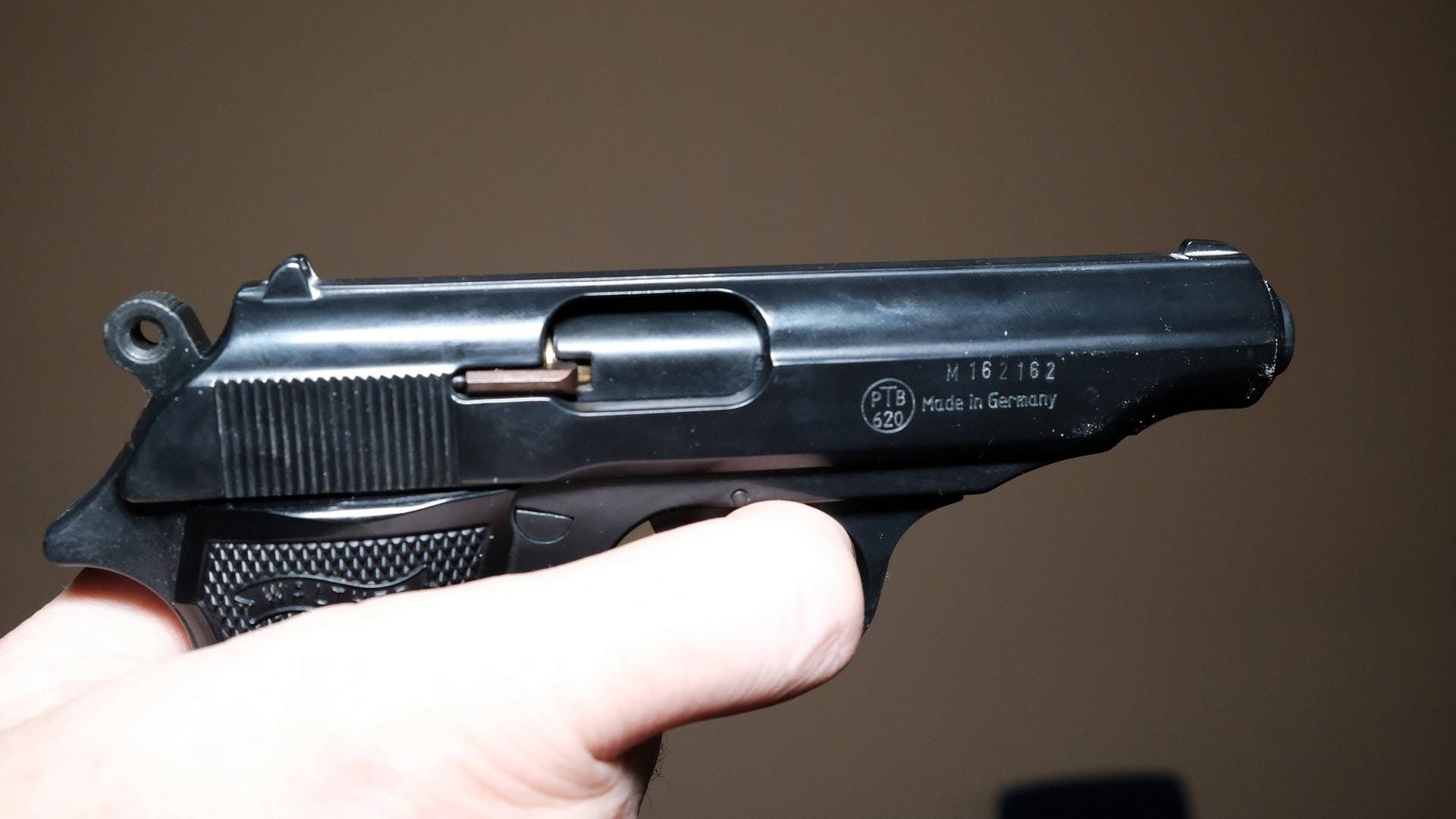 Eine Person hält eine Schreckschusswaffe in der Hand (Symbolbild): Ein junger Mann soll mit einer ähnlichen Waffe auf einen 39-Jährigen geschossen haben.