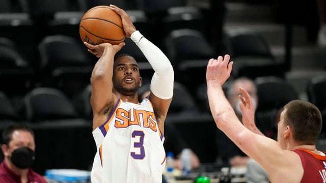 Chris Paul (l) steht mit 36 Jahren erstmals in den Finals.