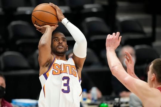 Chris Paul (l) steht mit 36 Jahren erstmals in den Finals.