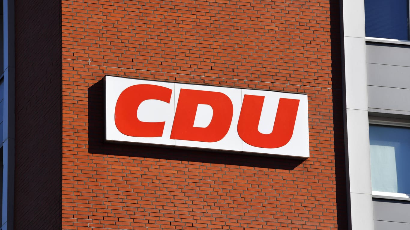 Das CDU-Logo auf einer Hausfassade (Symbolbild): Der Staatsschutz ermittelt zu den Schmierereien.