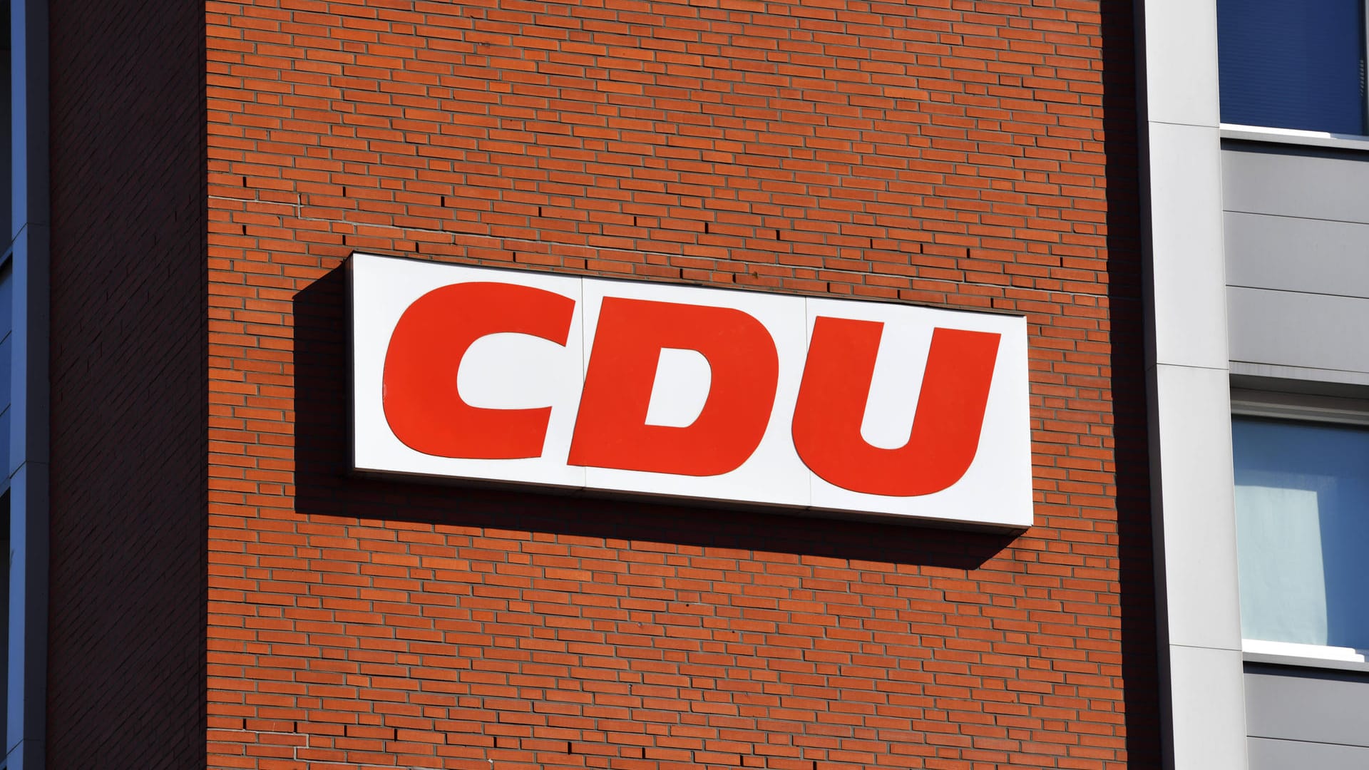 Das CDU-Logo auf einer Hausfassade (Symbolbild): Der Staatsschutz ermittelt zu den Schmierereien. Das CDU-Logo auf einer Hausfassade (Symbolbild): Der Staatsschutz ermittelt zu den Schmierereien.