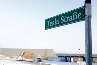 Das Tesla-Straßenschild weist schon den Weg: Brandenburgs Wirtschaftsminister ist überzeugt, dass noch Ende 2021 die Produktion in der Gigafactory in Grünheide starten kann