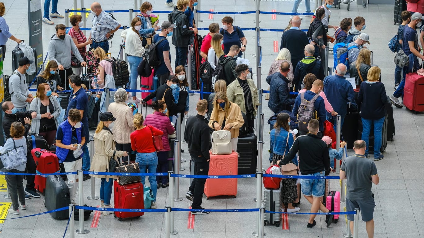 Urlauber in einer Schlange am Check-in Schalter des Düsseldorfer Flughafens: Mitarbeiter erheben nach den Tumulten am Wochenende Vorwürfe gegen die Verantwortlichen.