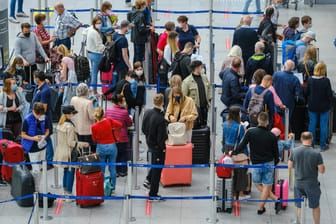 Urlauber in einer Schlange am Check-in Schalter des Düsseldorfer Flughafens: Mitarbeiter erheben nach den Tumulten am Wochenende Vorwürfe gegen die Verantwortlichen.