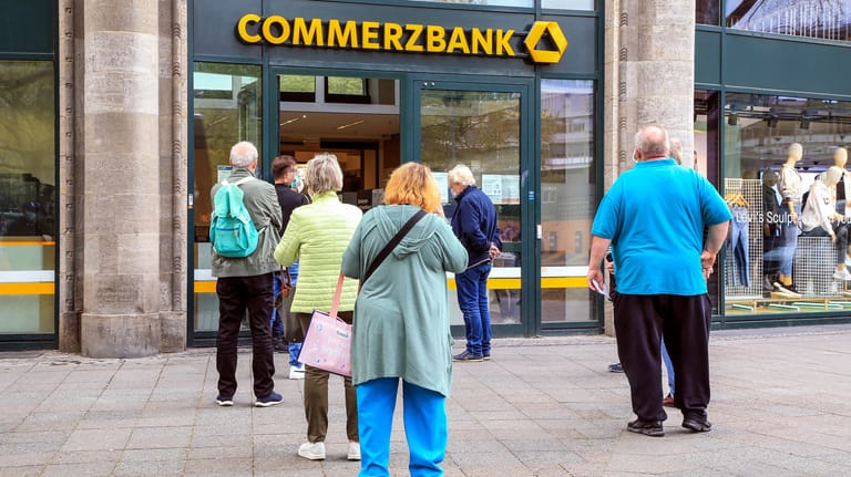 Kunden vor einer Commerzbank-Filiale (Symbolbild): Das Geldhaus zog jüngst die Preise fürs Girokonto an.