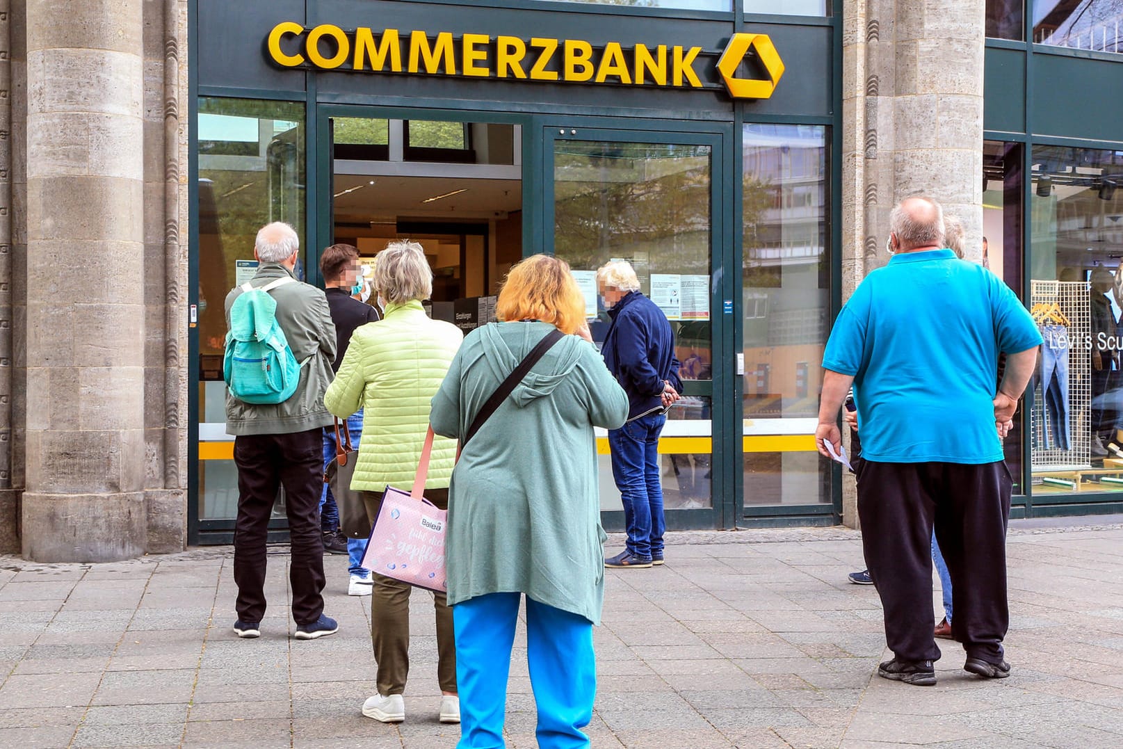 Kunden vor einer Commerzbank-Filiale (Symbolbild): Das Geldhaus zog jüngst die Preise fürs Girokonto an. Kunden vor einer Commerzbank-Filiale (Symbolbild): Das Geldhaus zog jüngst die Preise fürs Girokonto an.