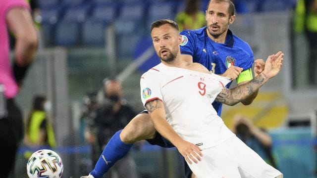 Italiens Giorgio Chiellini (r) im Zweikampf mit dem Schweizer Haris Seferovic.