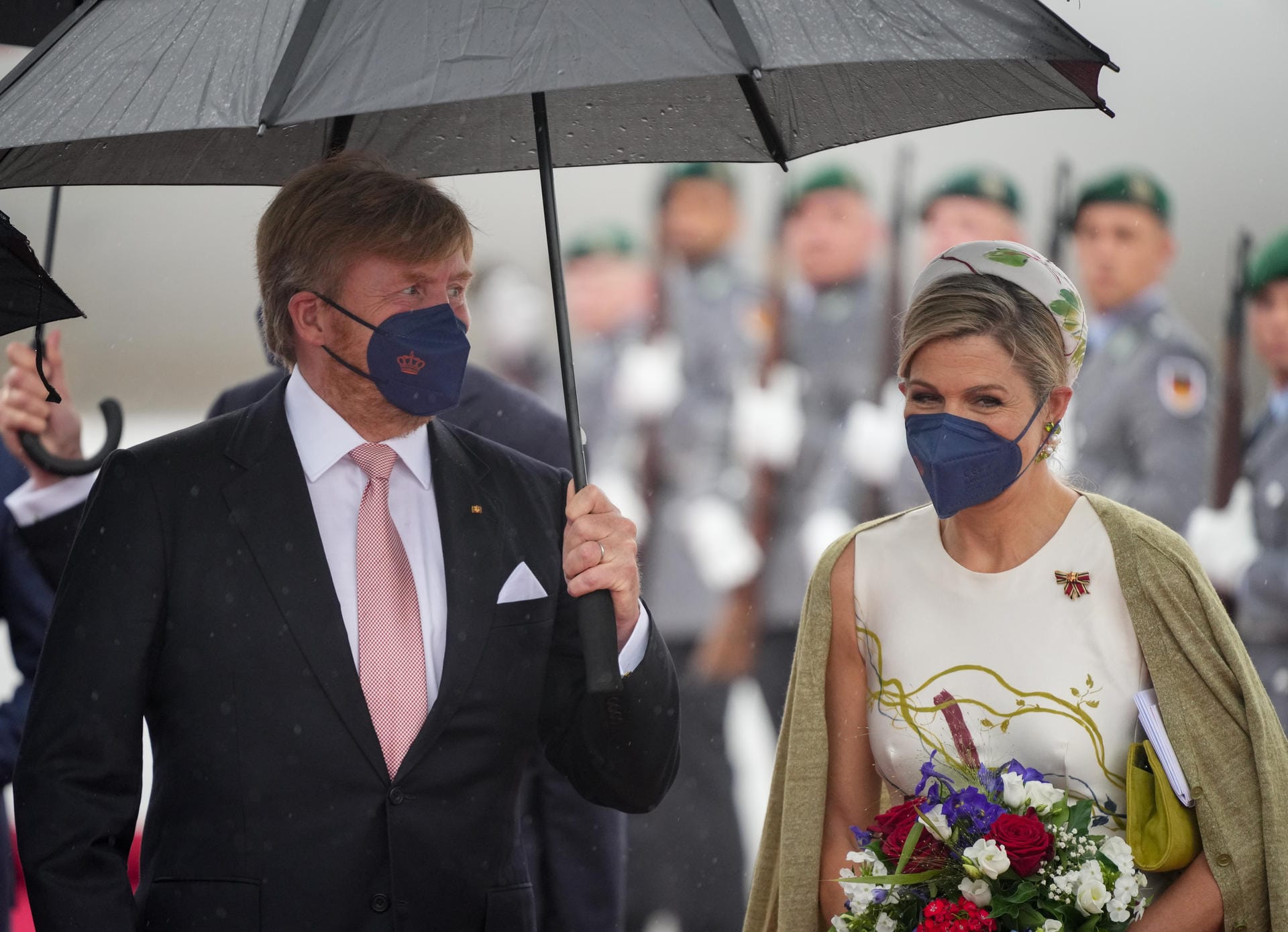 Das graue Wetter in Berlin vermiest dem Königspaar nicht die Laune.